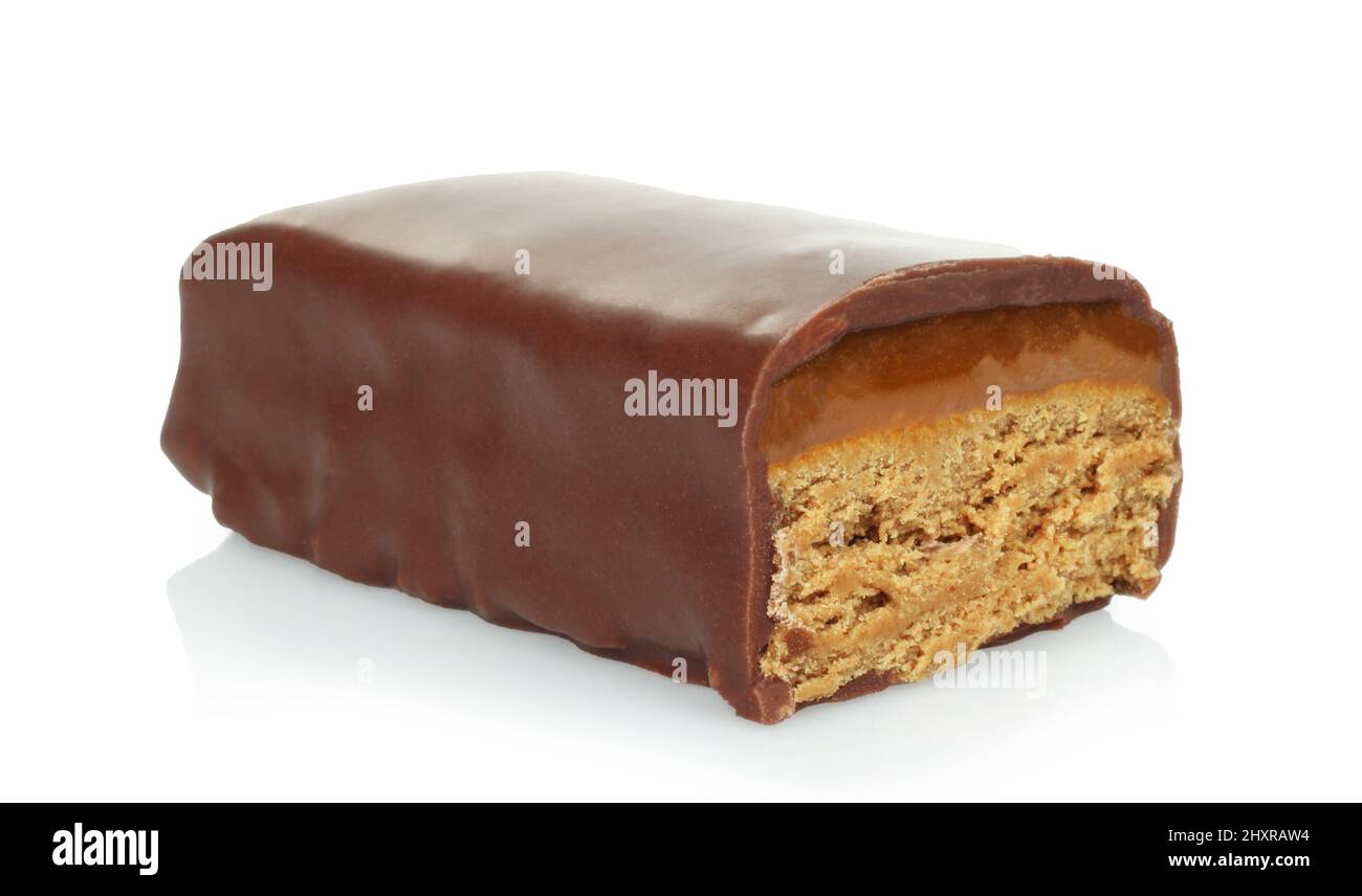 Barra de chocolate roto con relleno dulce aislado sobre fondo blanco primer plano Foto de stock