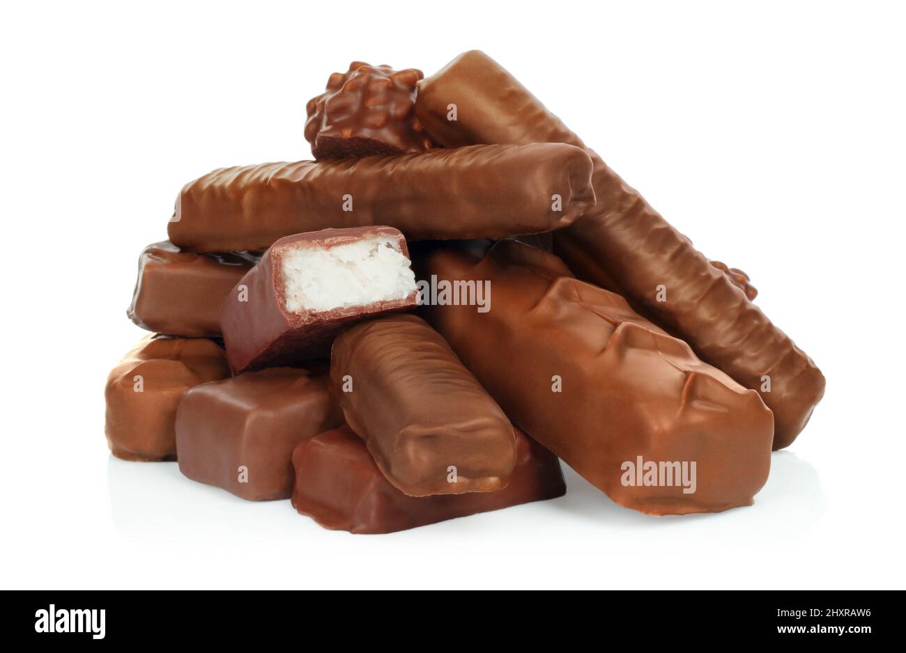Montón de barras de chocolate sobre fondo blanco primer plano Foto de stock