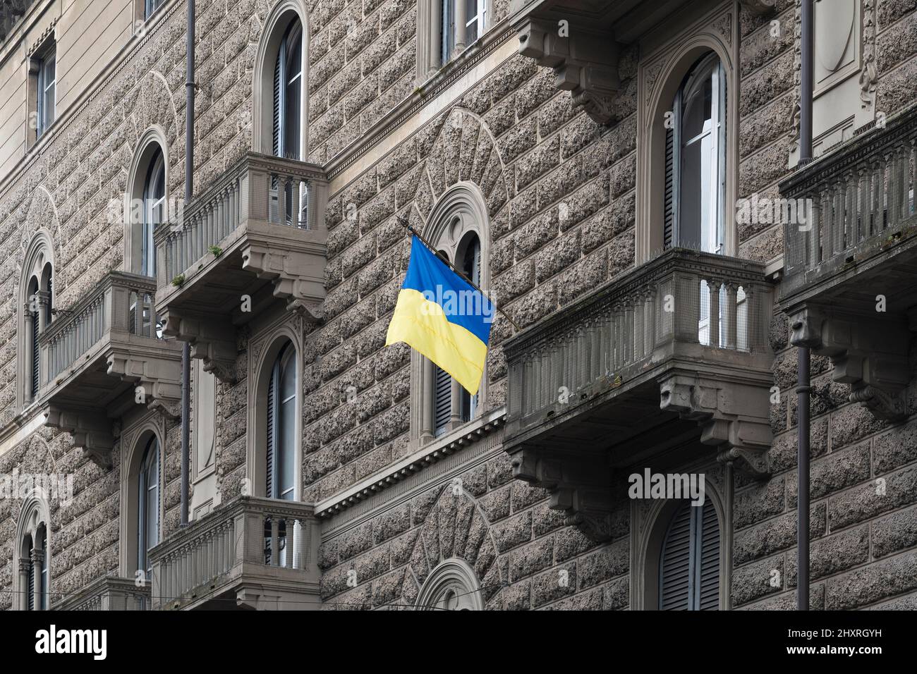 La bandera de Ucrania revoloteaba en el balcón de un edificio de época Foto de stock