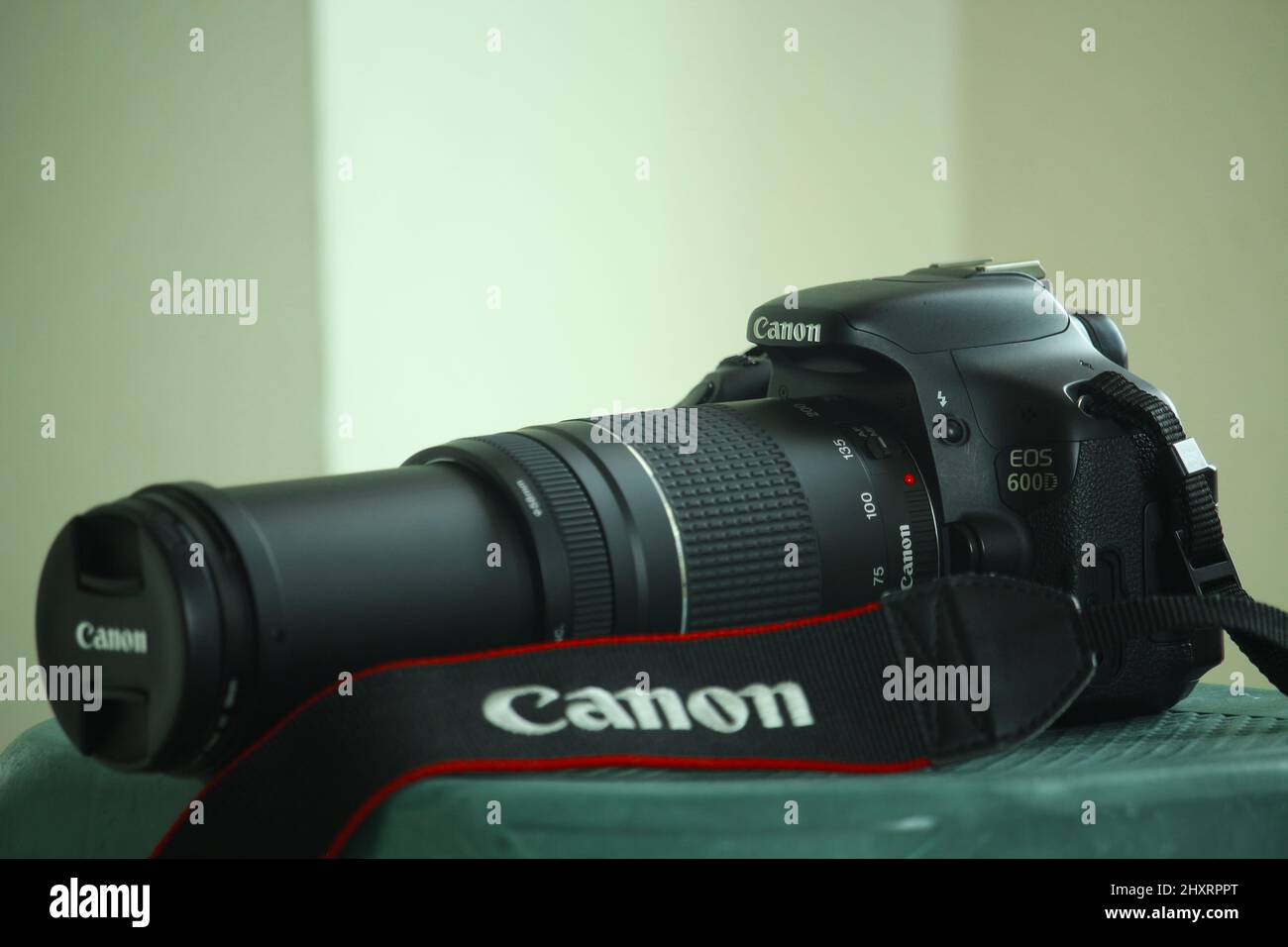 Cámara Canon 600D con objetivo 75-300mm sobre fondo blanco Fotografía de  stock - Alamy