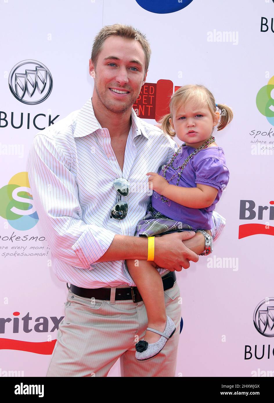 Kyle Lowder y su hija Isabella en el evento de celebridades de la alfombra  roja que promueve la seguridad de los pasajeros de niños en el Riviera  Country Club en Pacific Palisades,