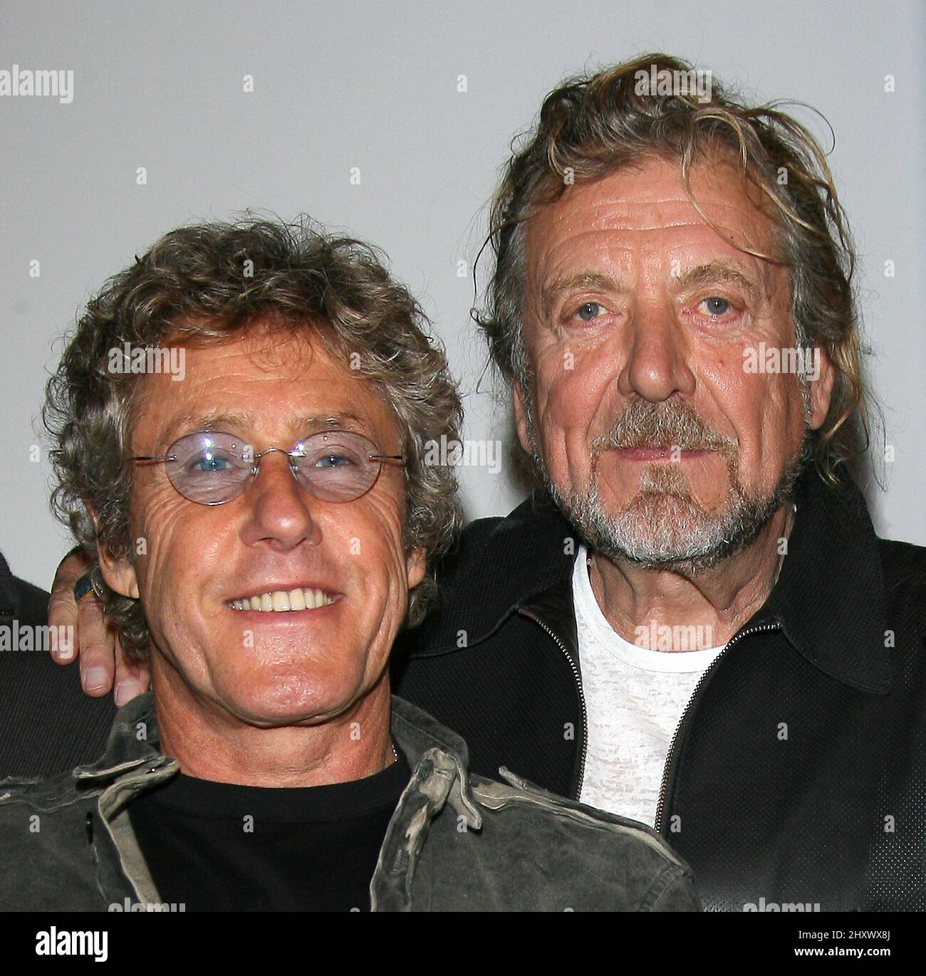 Robert Plant y Roger Daltery en una conferencia de prensa en el Centro Médico Ronald Reagan UCLA en Los Ángeles. Daltrey y Plant se comprometieron a recaudar fondos para renovar parte del piso pediátrico del hospital en un espacio separado para pacientes de 15 a 24 años de edad Foto de stock