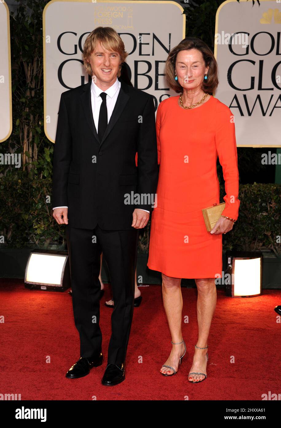 Owen Wilson y su madre Laura Wilson en la Ceremonia Anual de Premios Globos de Oro 69th, celebrada en el Hotel Beverly Hilton en Los Angeles, CA el 15 de enero de 2011. Foto de stock