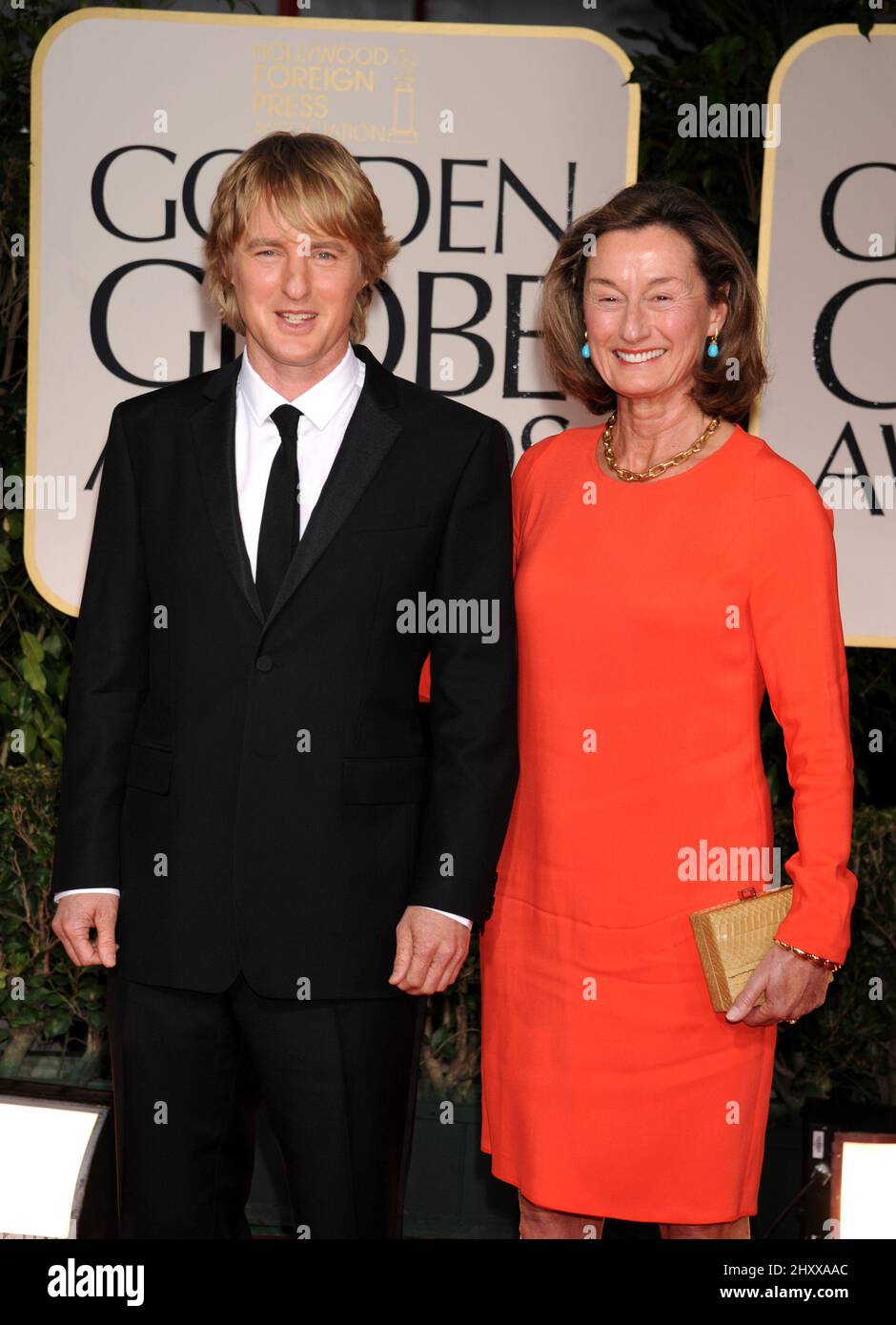 Owen Wilson y su madre Laura Wilson en la Ceremonia Anual de Premios Globos de Oro 69th, celebrada en el Hotel Beverly Hilton en Los Angeles, CA el 15 de enero de 2011. Foto de stock