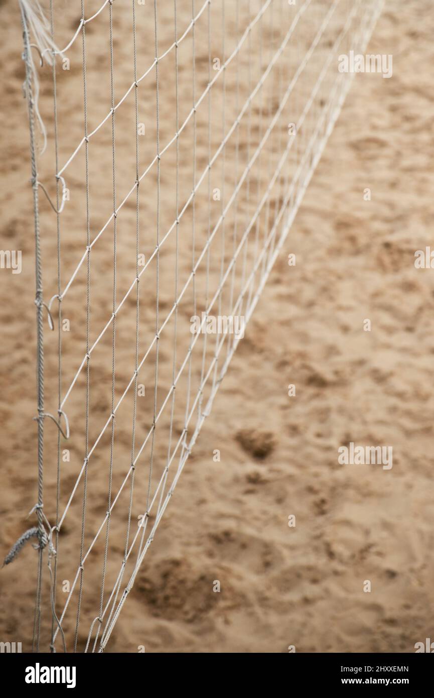 Primer plano de la red de voleyball en la playa. Actividades al aire libre en verano. Foto de stock