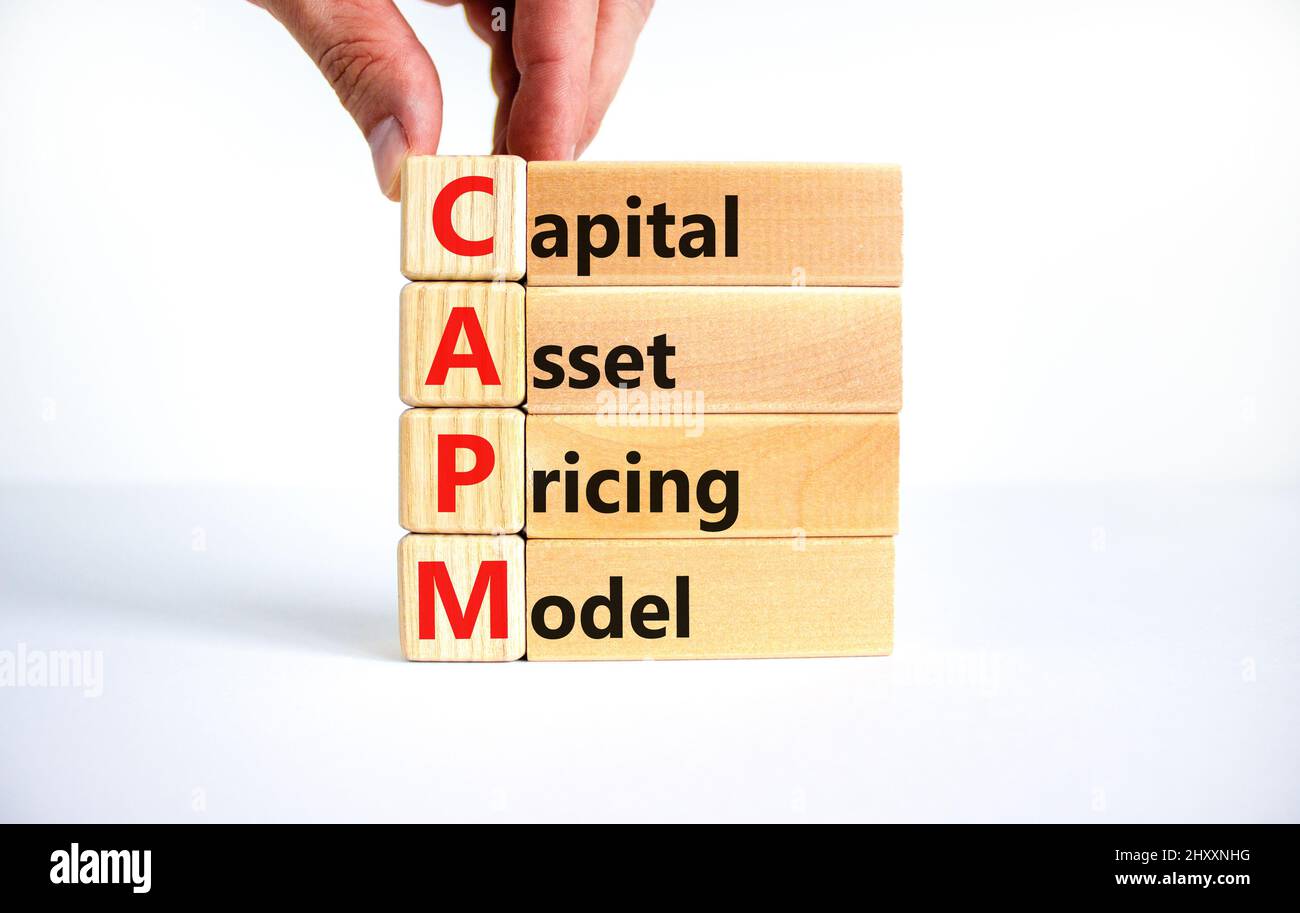 Símbolo del modelo de fijación de precios de activos de capital de CAPM.  Concepto palabras CAPM capital activo modelo de fijación de precios en  bloques sobre un fondo blanco hermoso. Capital de