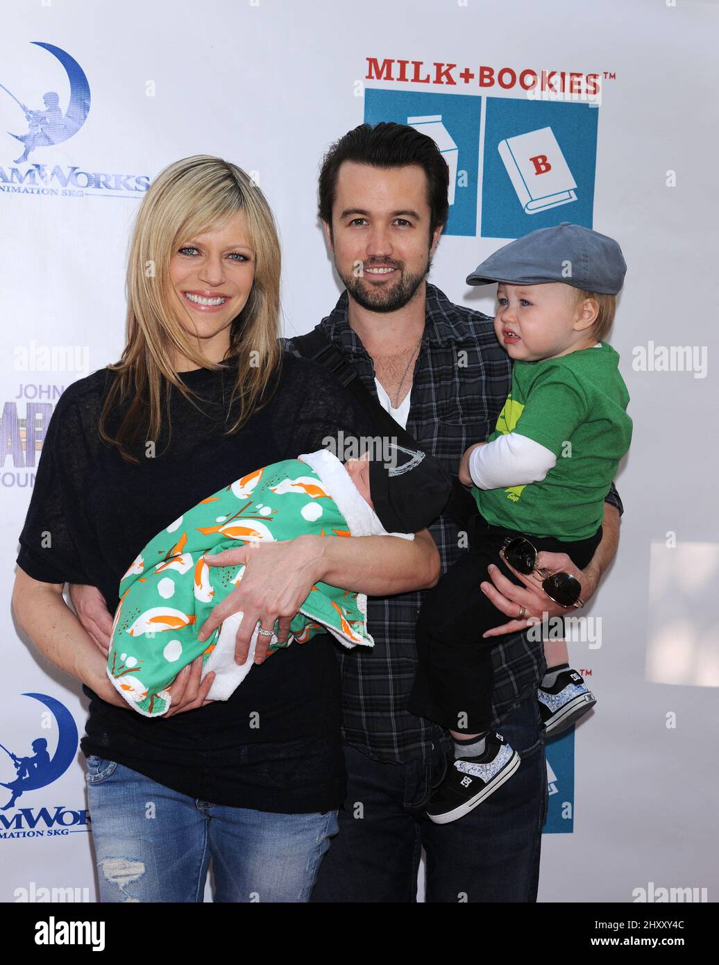 Kaitlin Olson, Rob McElhenney, hijos Leo y Axel durante la celebración