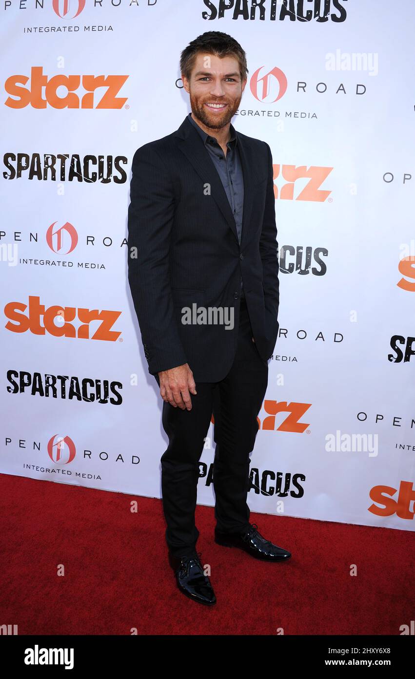 Liam McIntyre celebra a Kirk Douglas y el impacto de Spartacus Then and Now, North Hollywood, California. Foto de stock