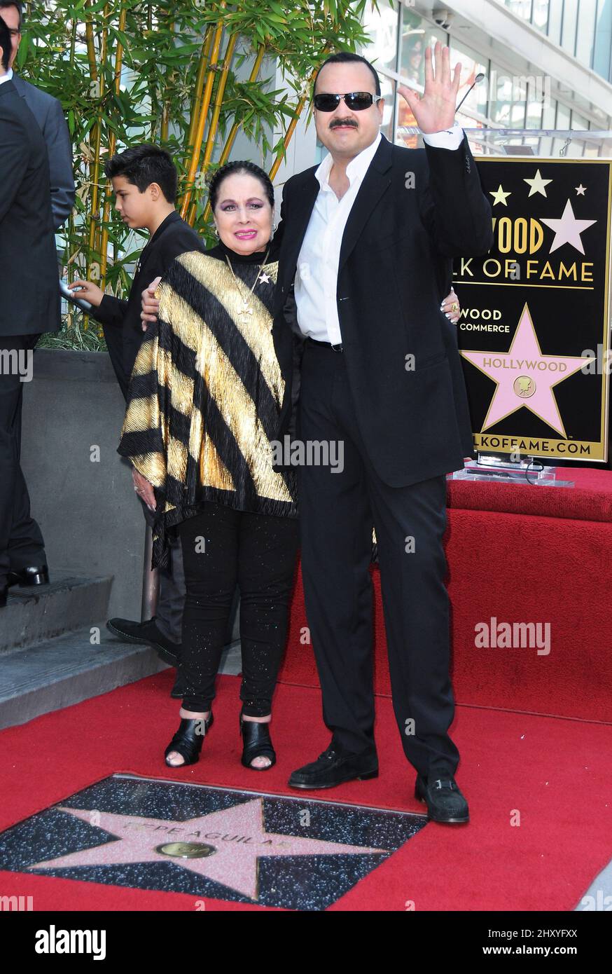 Flor Silvestre y Pepe Aguilar Pepe Aguilar honrados con una estrella en el Paseo de la Fama de Hollywood que se celebra frente al Live Nation Building Foto de stock