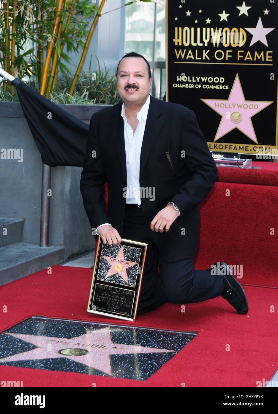 Pepe Aguilar Pepe Aguilar fue honrada con una estrella en el Paseo de la Fama de Hollywood, que se celebra frente al Live Nation Building Foto de stock