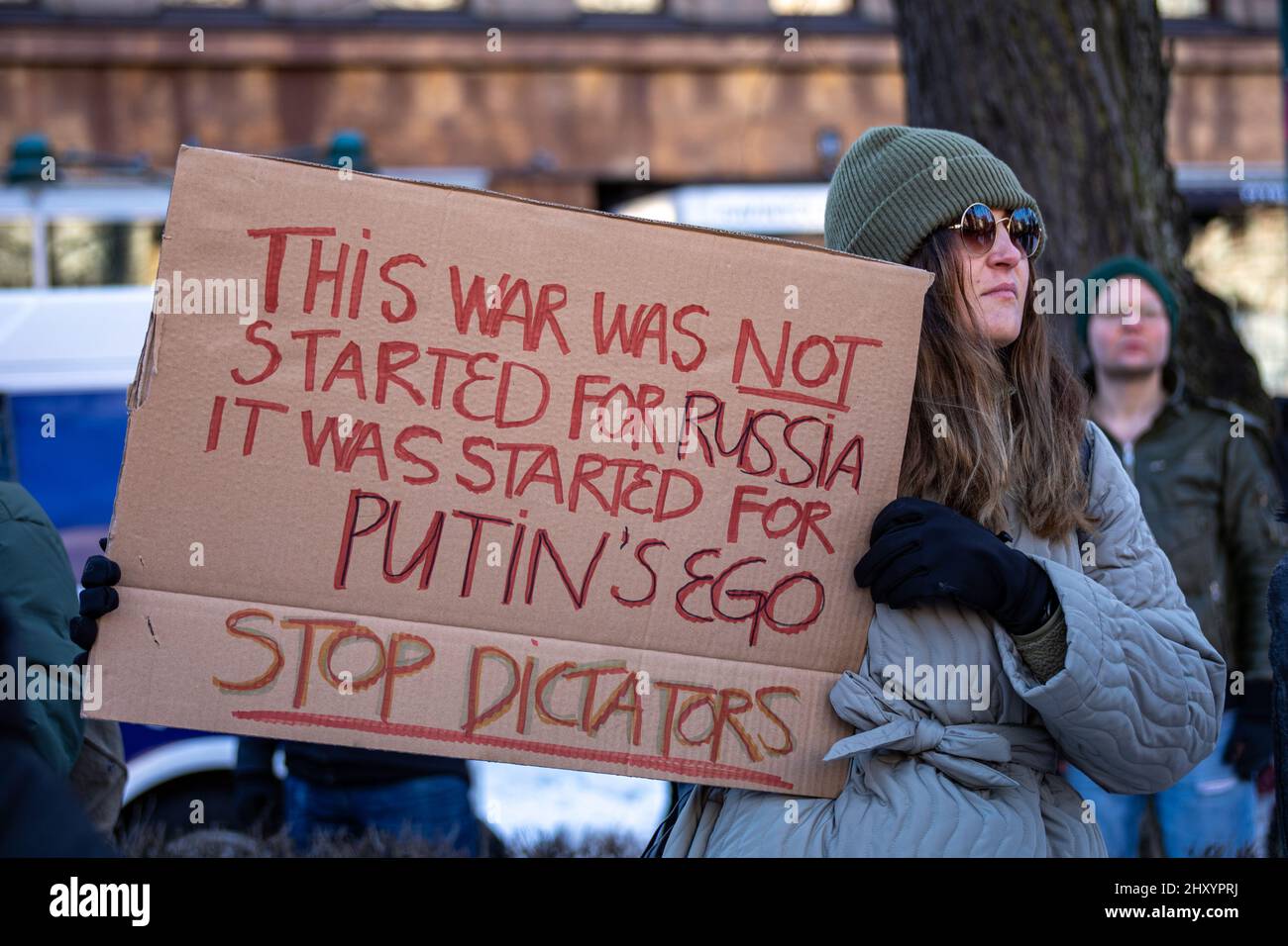 ¡Detener dictadores! Mujer que sostiene un cartel de cartón en protesta contra el conflicto armado en Ucrania. Parque Esplanade, Helsinki, Finlandia. Foto de stock