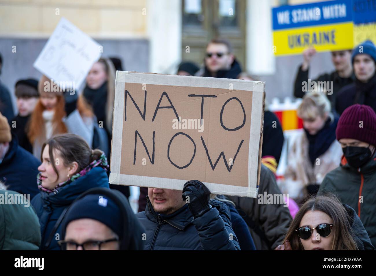 LA OTAN AHORA. Un cartel de protesta contra la invasión de Ucrania en Helsinki, Finlandia. Foto de stock