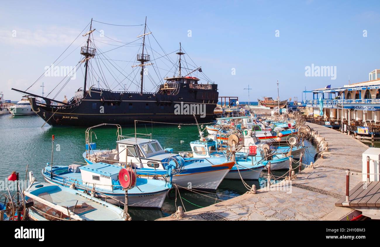 Ayia Napa, Chipre - 11 de junio de 2018: Vista de Agia Napa Marina con barcos amarrados de pesca y turistas Foto de stock