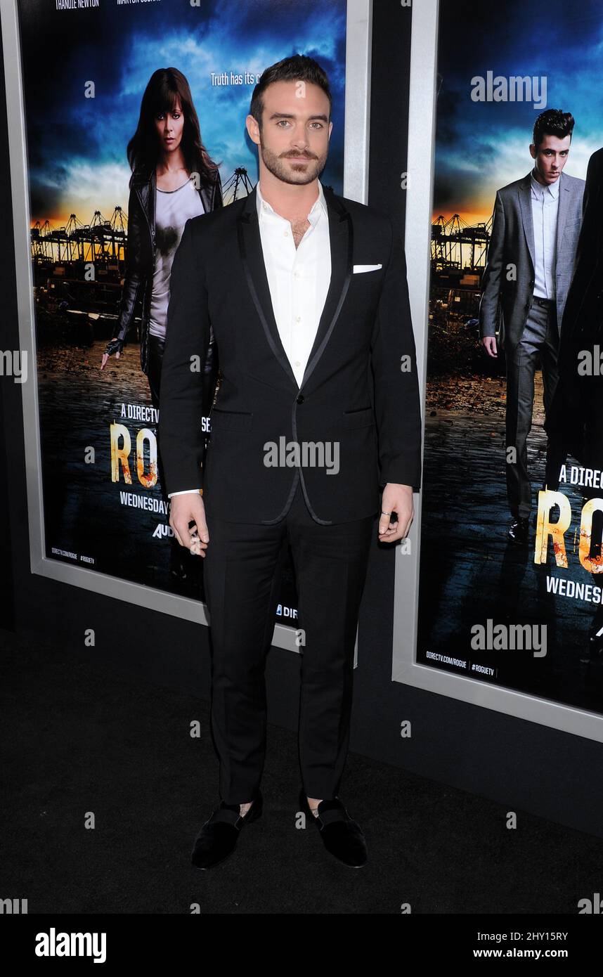 Joshua Sasse asiste al estreno de 'Rogue' en el ArcLight Cinerama Dome en Los Ángeles, Estados Unidos. Foto de stock
