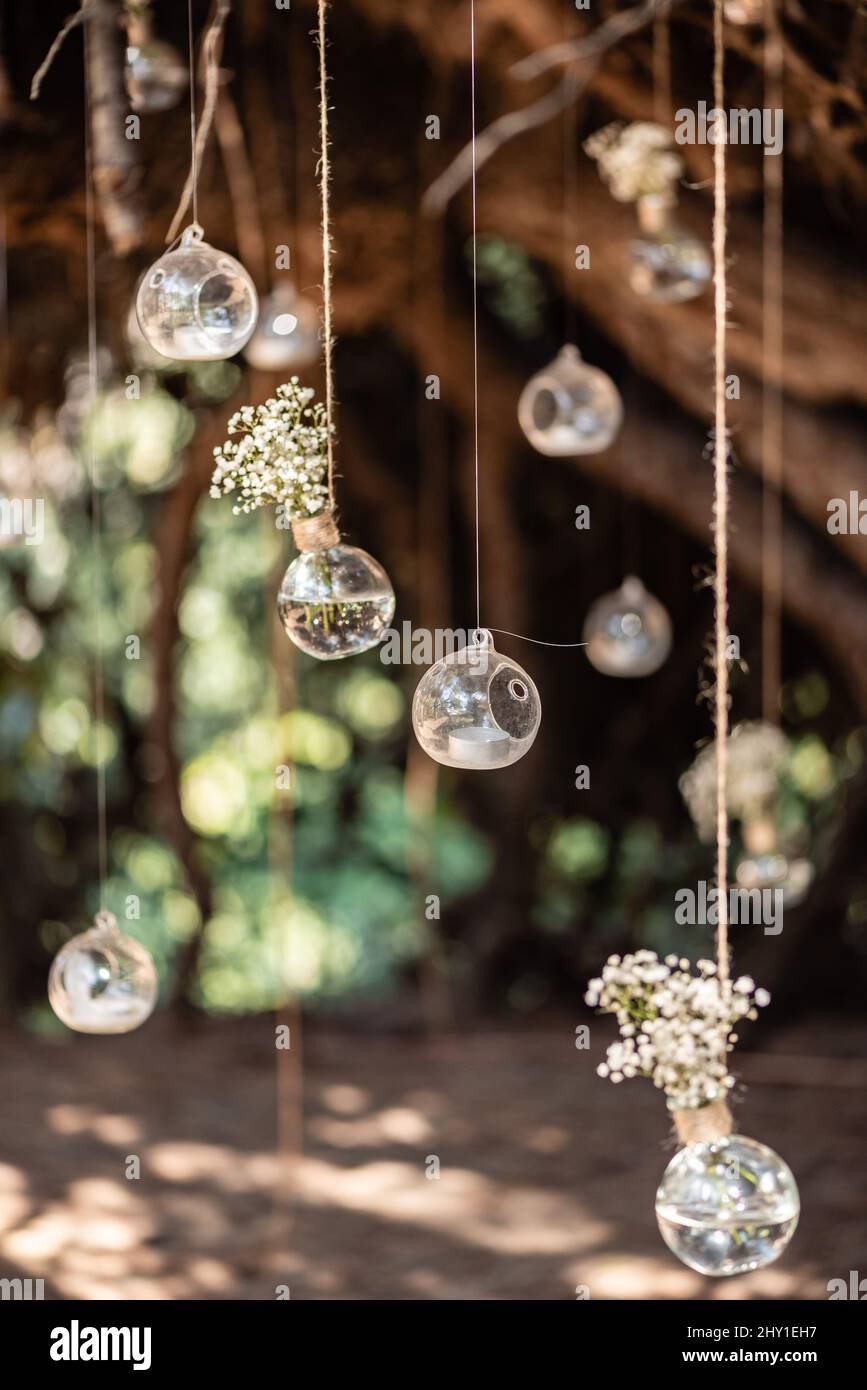 Bolas de cristal decorativas con flores blancas de Gypsophila colgadas  sobre largas cuerdas finas en la terraza durante el evento festivo sobre  fondo borroso Fotografía de stock - Alamy