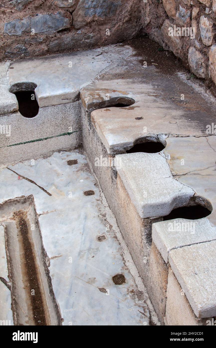 Tiro vertical de antiguas letrinas romanas en Éfeso Fotografía de stock