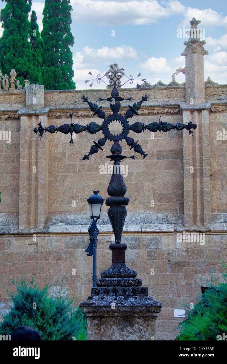 Disparo vertical de cruz de hierro negro en el castillo de Ciudad Rodrigo  Fotografía de stock - Alamy