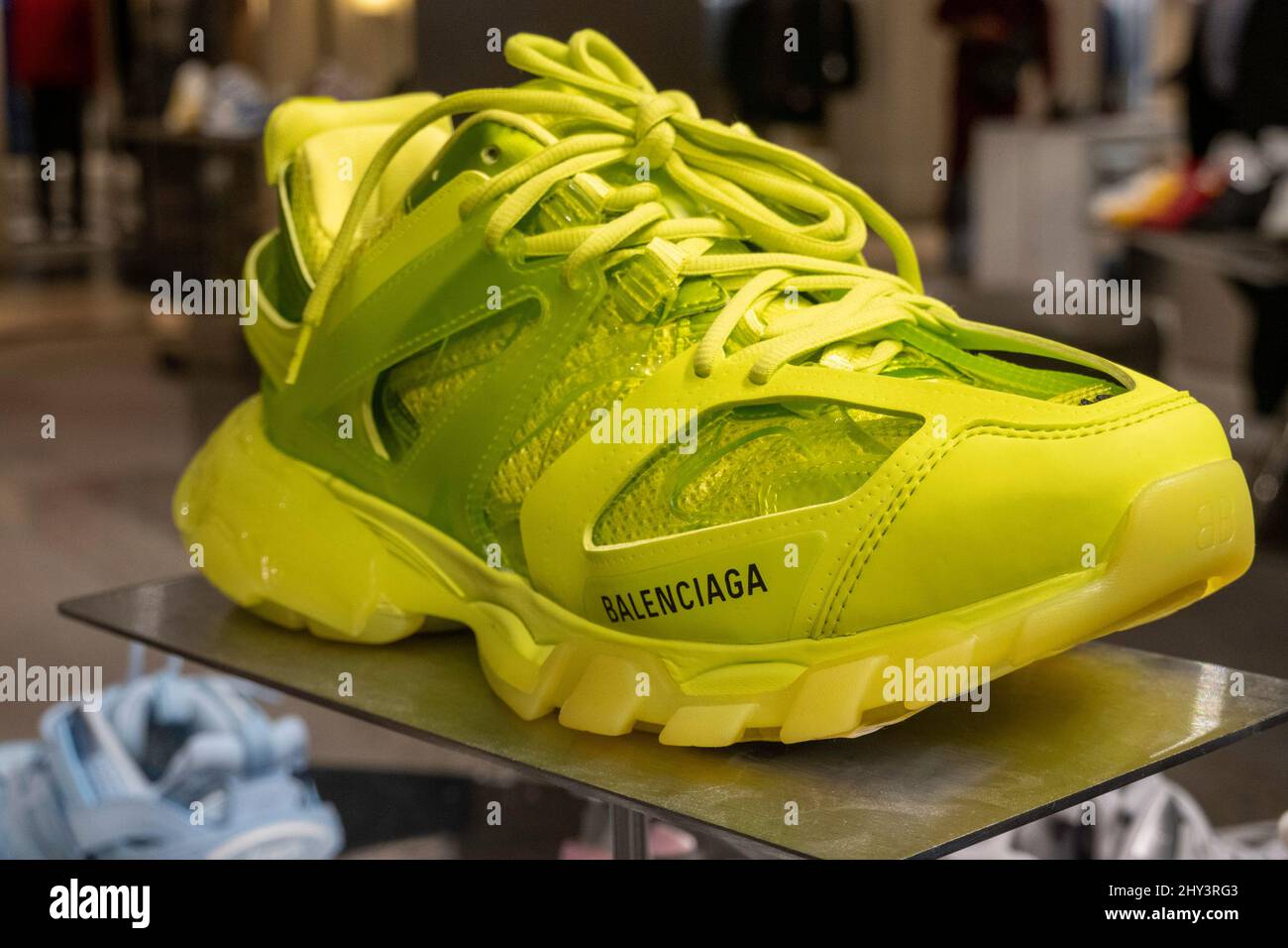 Zapatillas balenciaga fotografías e imágenes de alta resolución - Alamy