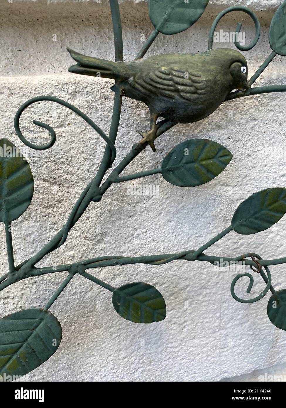 Pájaros Decorativos Hechos Del Metal Para La Venta En La Calle Vieja En  Besalu, España Foto de archivo editorial - Imagen de venta, minorista:  85618833