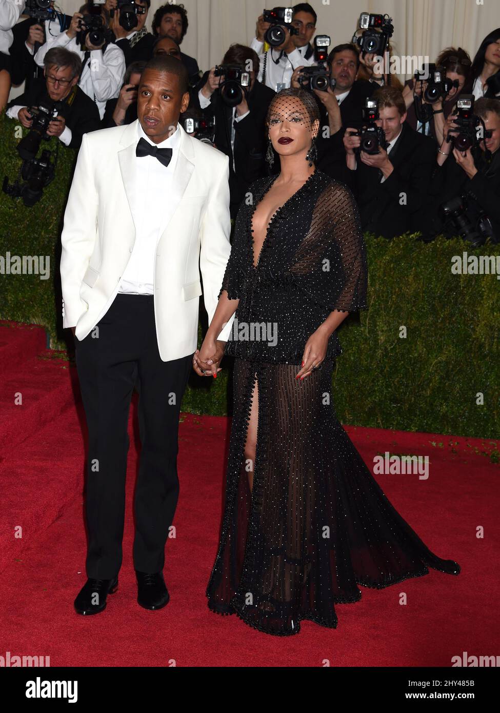 Jay-Z y Beyonce Knowles que asisten al Instituto de Trajes se benefician en  el Museo Metropolitano de Arte celebrando la apertura de Charles James: Más  allá de la Moda y el nuevo
