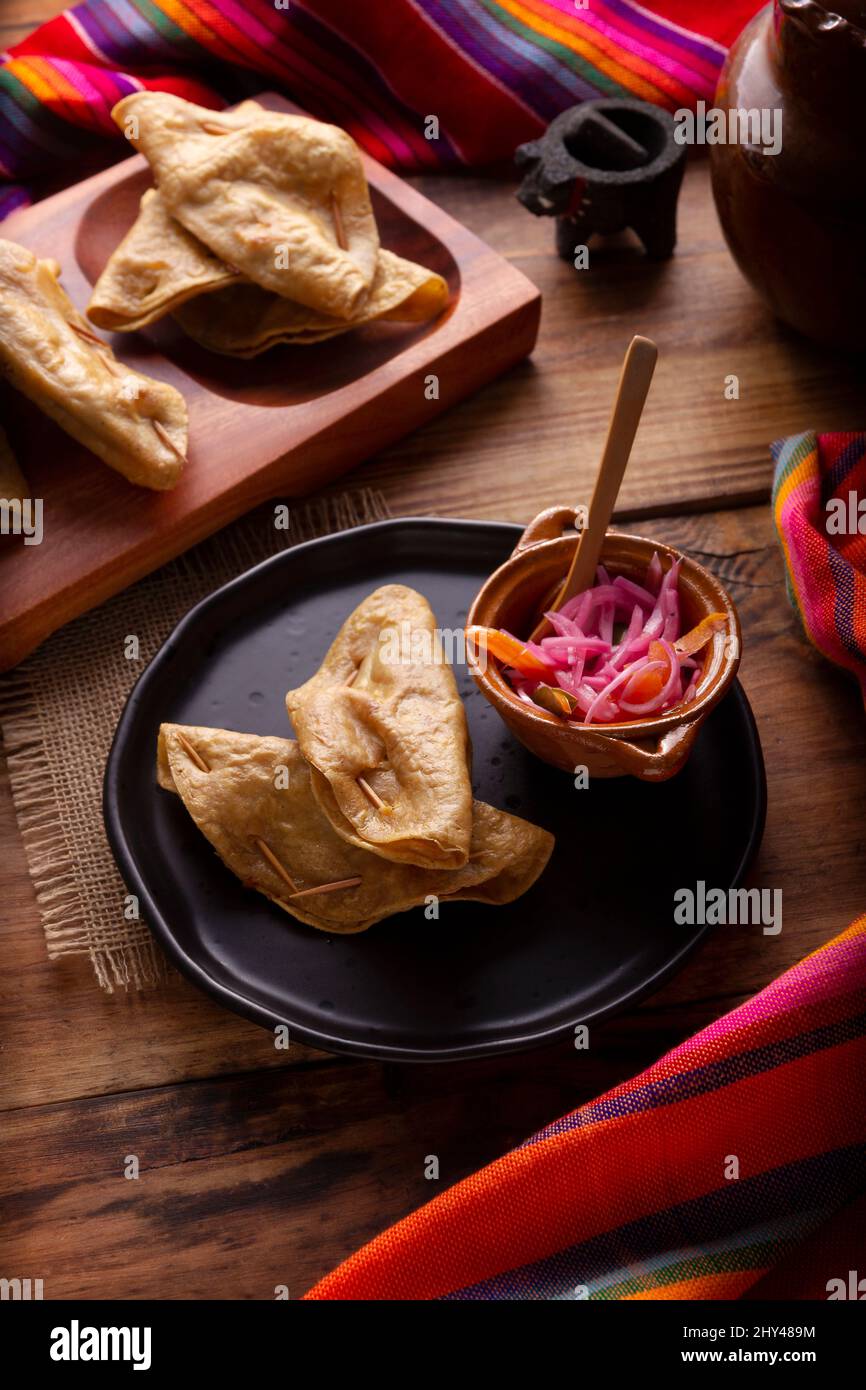 Quesadillas Doradas. Quesadillas fritas hechas con tortillas de maíz, pueden llenarse con