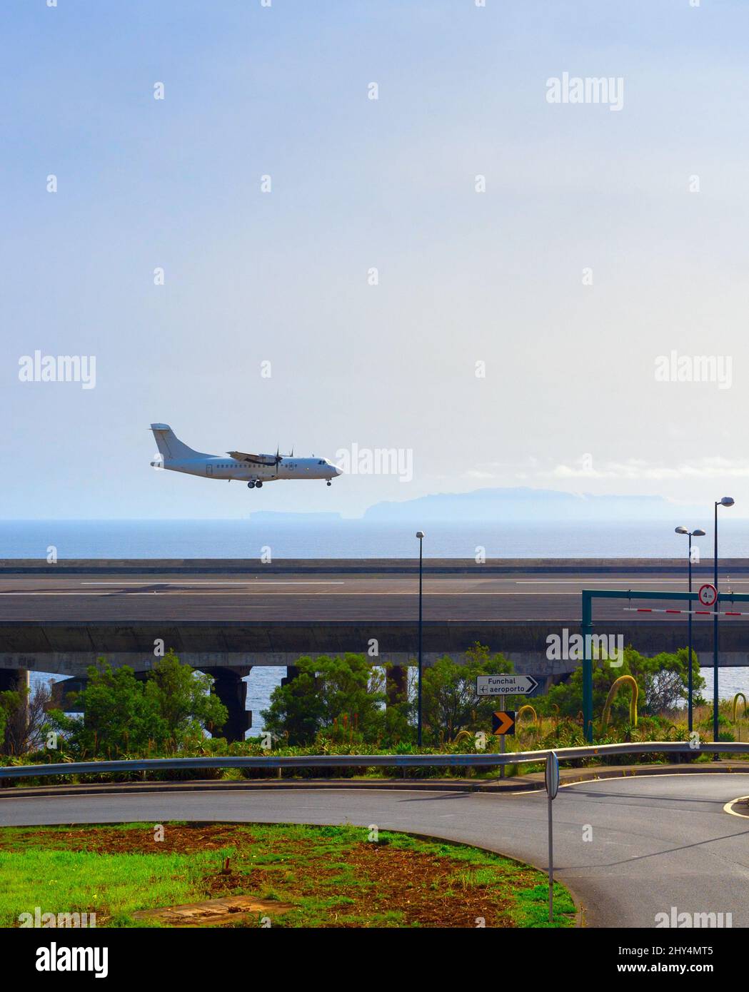 Aterrizaje de aviones en el aeropuerto fuera de pista. Funchal, Madeira Foto de stock