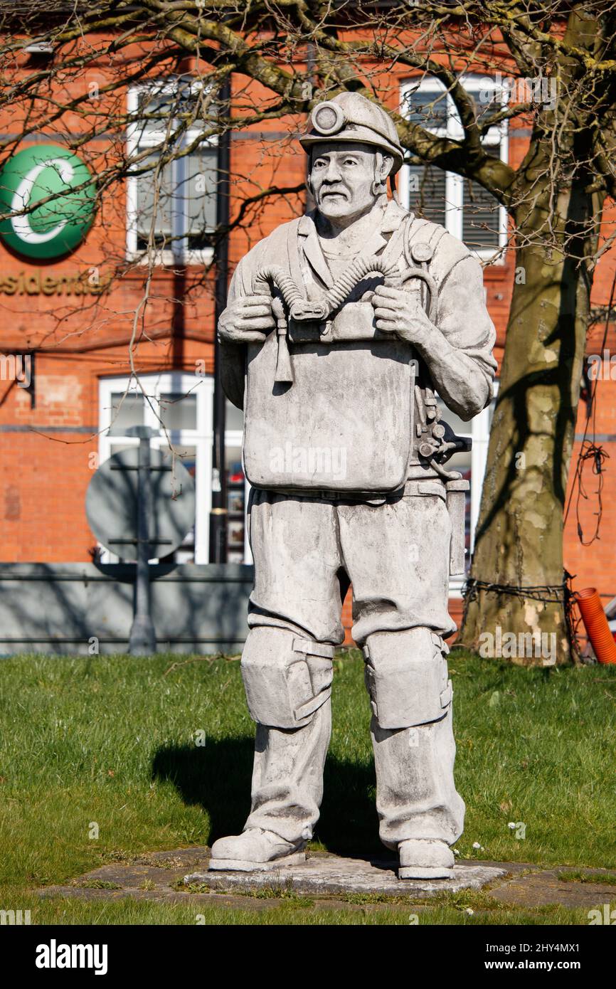 Se han instalado cuatro 9ft (2,7m) esculturas de mineros a lo largo de