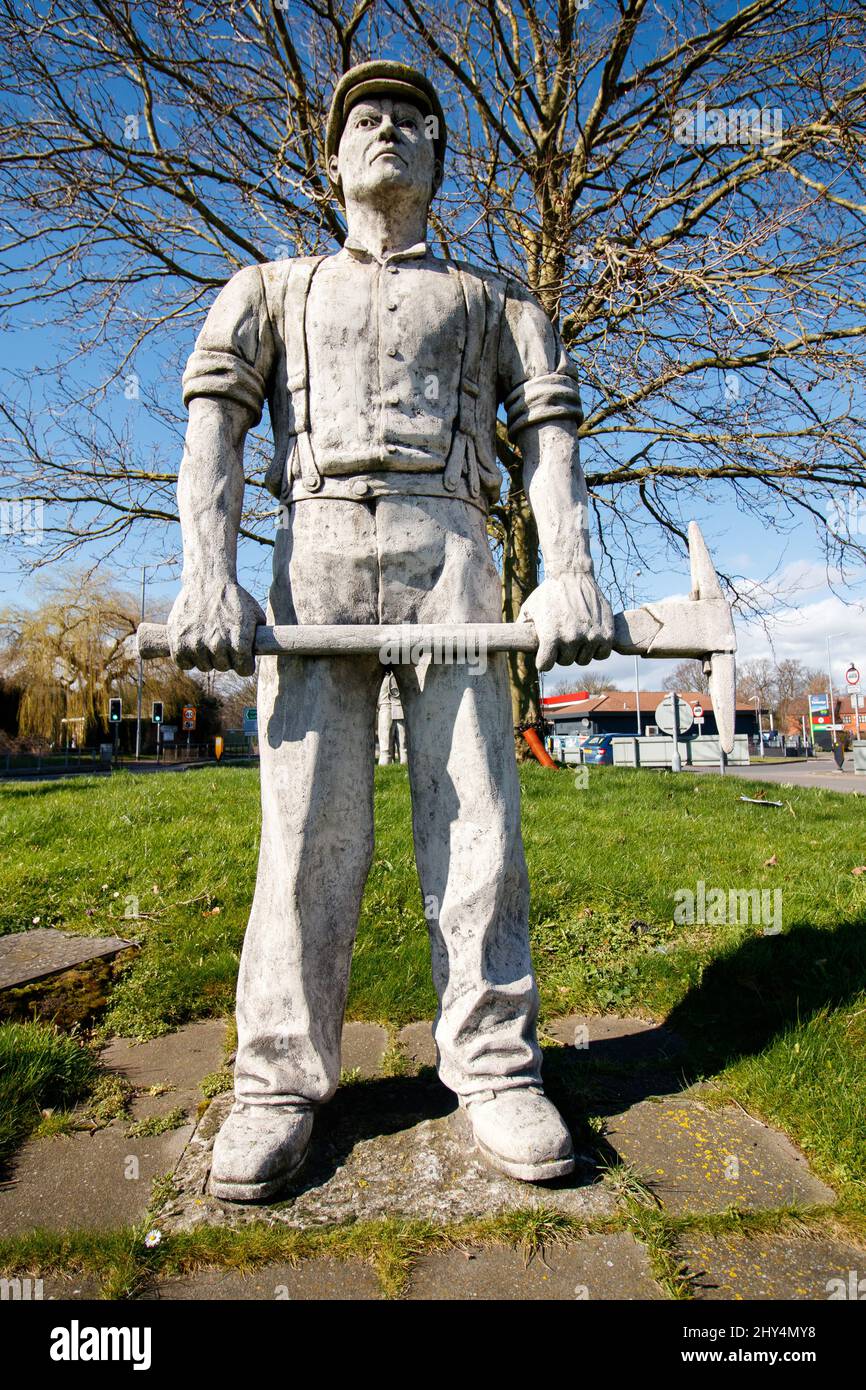 Se han instalado cuatro 9ft (2,7m) esculturas de mineros a lo largo de