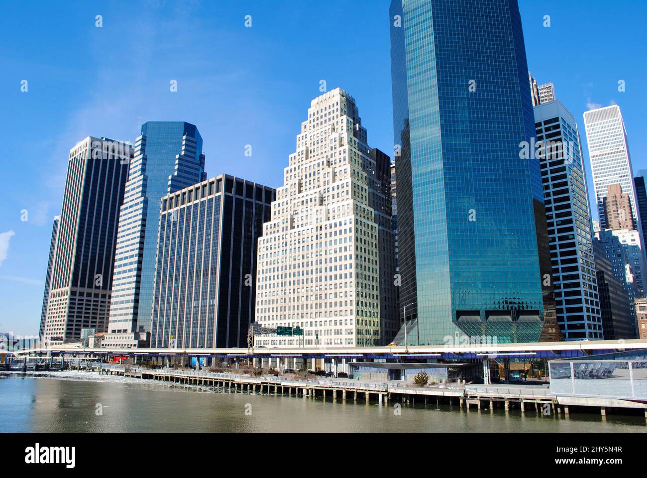 La zona de Wall Street en el centro de Manhattan con un elevado FDR-drive visto desde el muelle 17, Nueva York Foto de stock