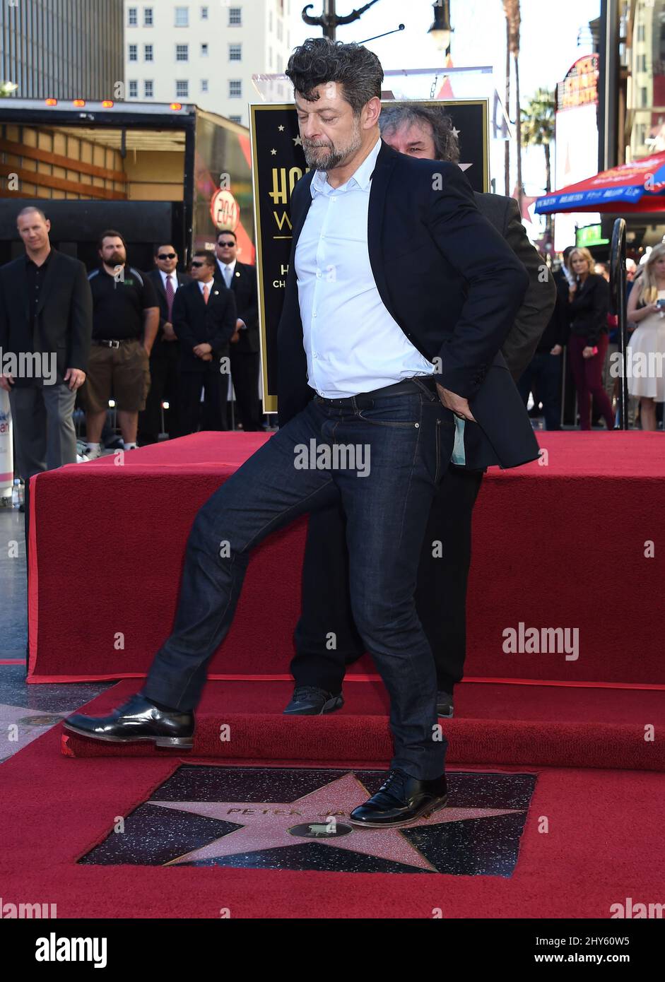 Andy Serkis asiste a la ceremonia en honor a Peter Jackson con una estrella en el Paseo de la Fama de Hollywood el 8 de diciembre de 2014 en Los Ángeles, California. Foto de stock