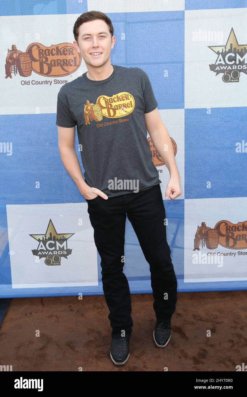 Scotty McCreery asiste al Cracker Barrel Old Country Store Country Checkers Challenge en Arlington, Texas. Foto de stock