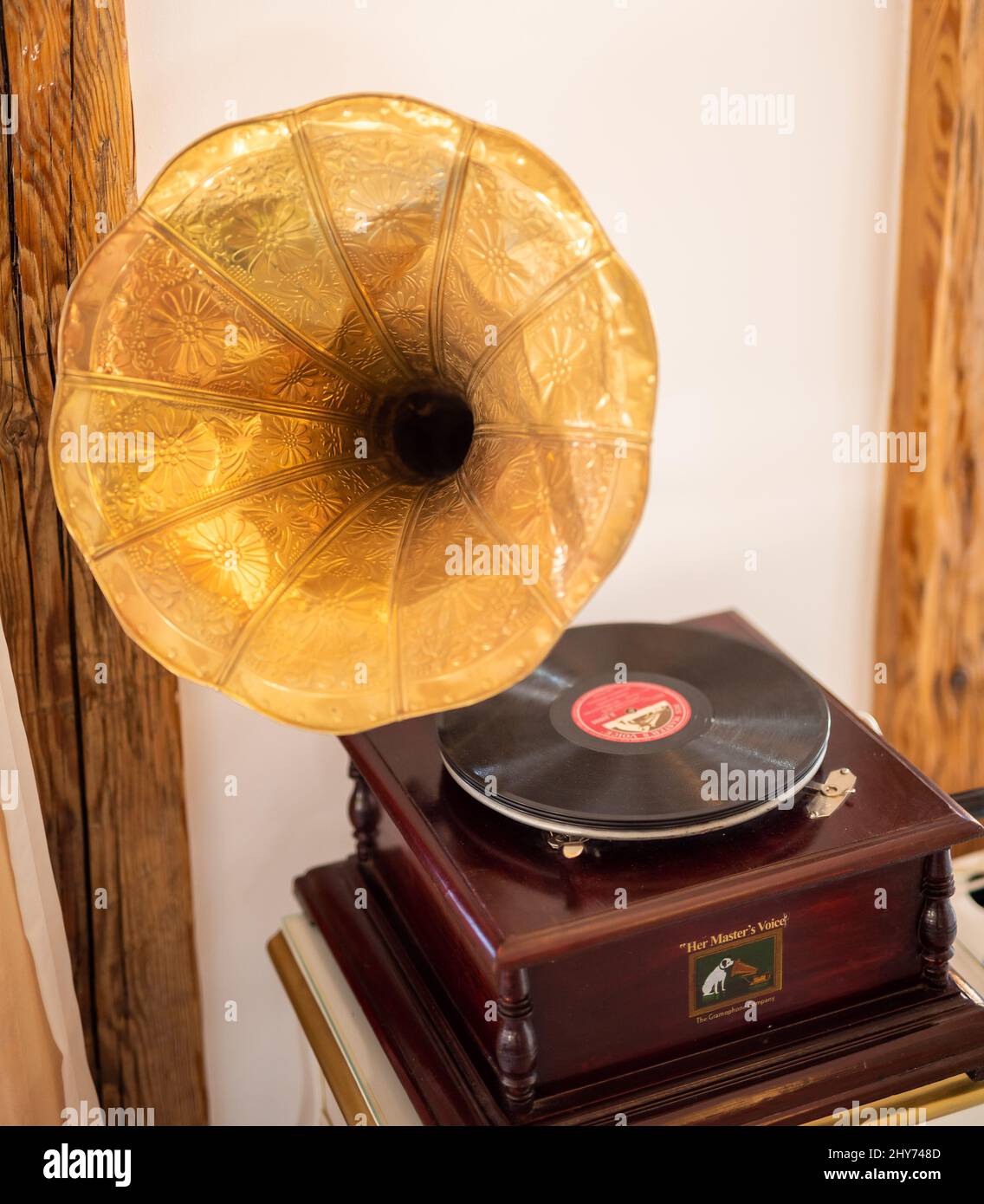 Toma vertical de un tocadiscos de estilo vintage Foto de stock