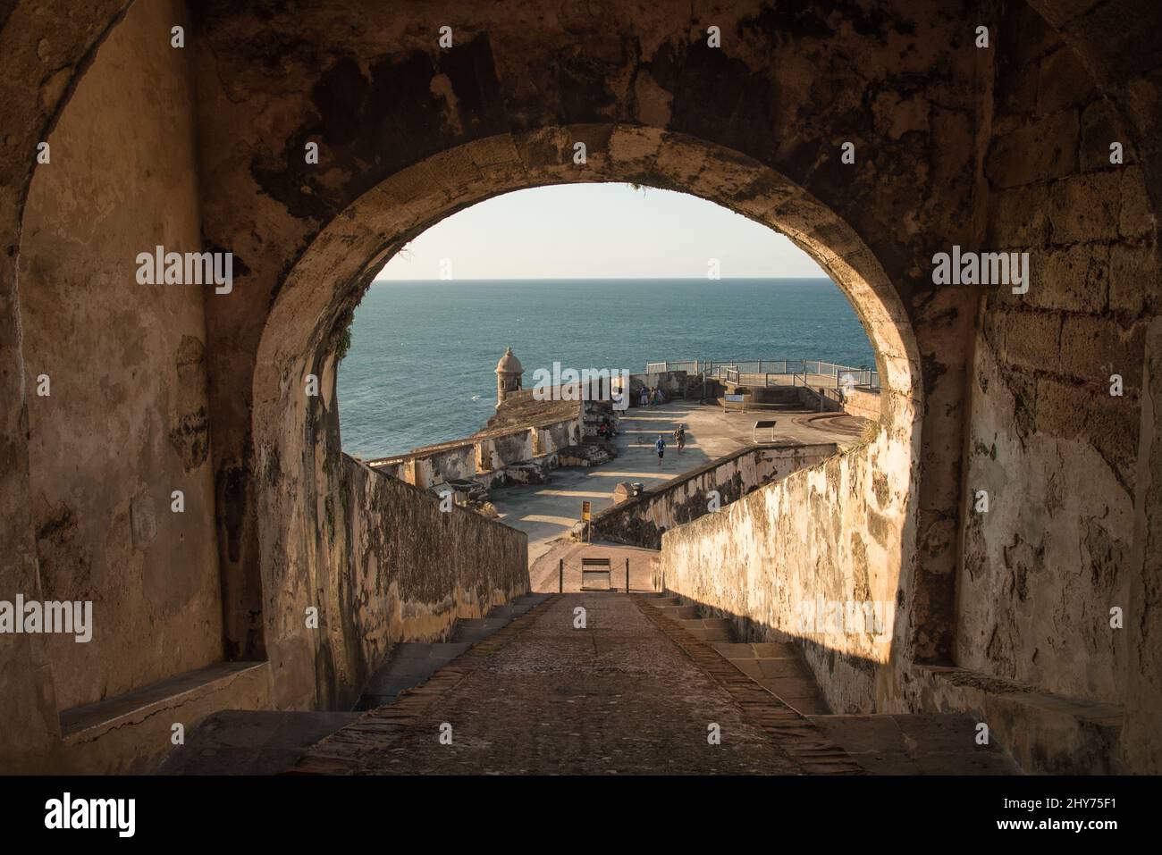 Vista del mar desde el Castillo San Felipe del Morro en San Juan, Puerto Rico Foto de stock