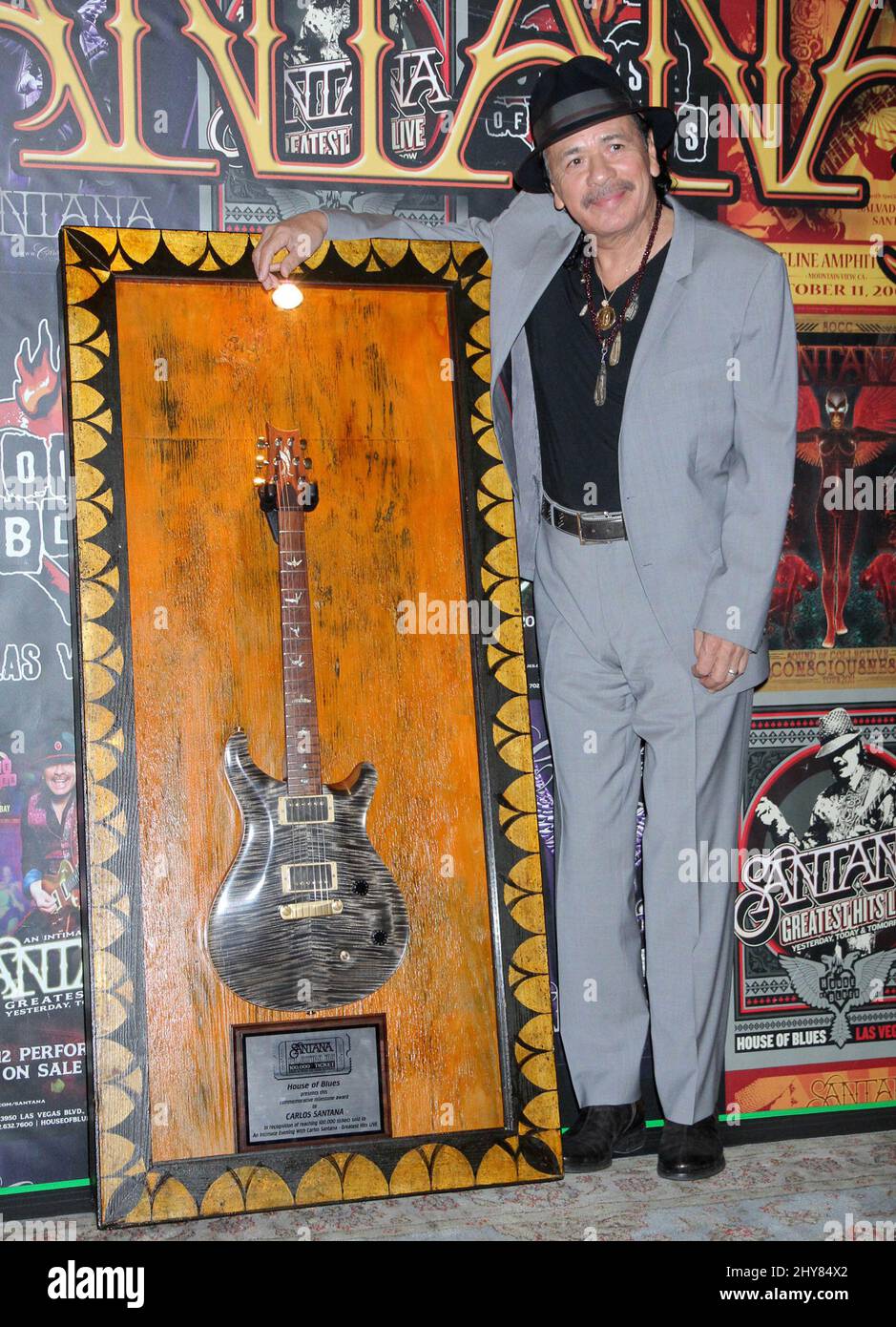 Carlos Santana recibe una exposición conmemorativa que marca 100.000  entradas vendidas a House of Blues Residency en Mandalay Bay Fotografía de  stock - Alamy