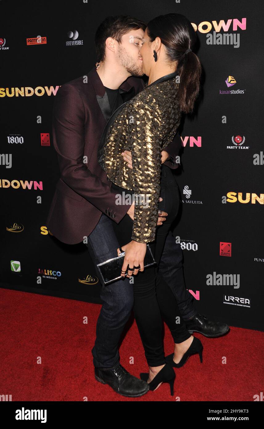 Devon Werkheiser besa a la novia Sara Montez mientras asisten a la