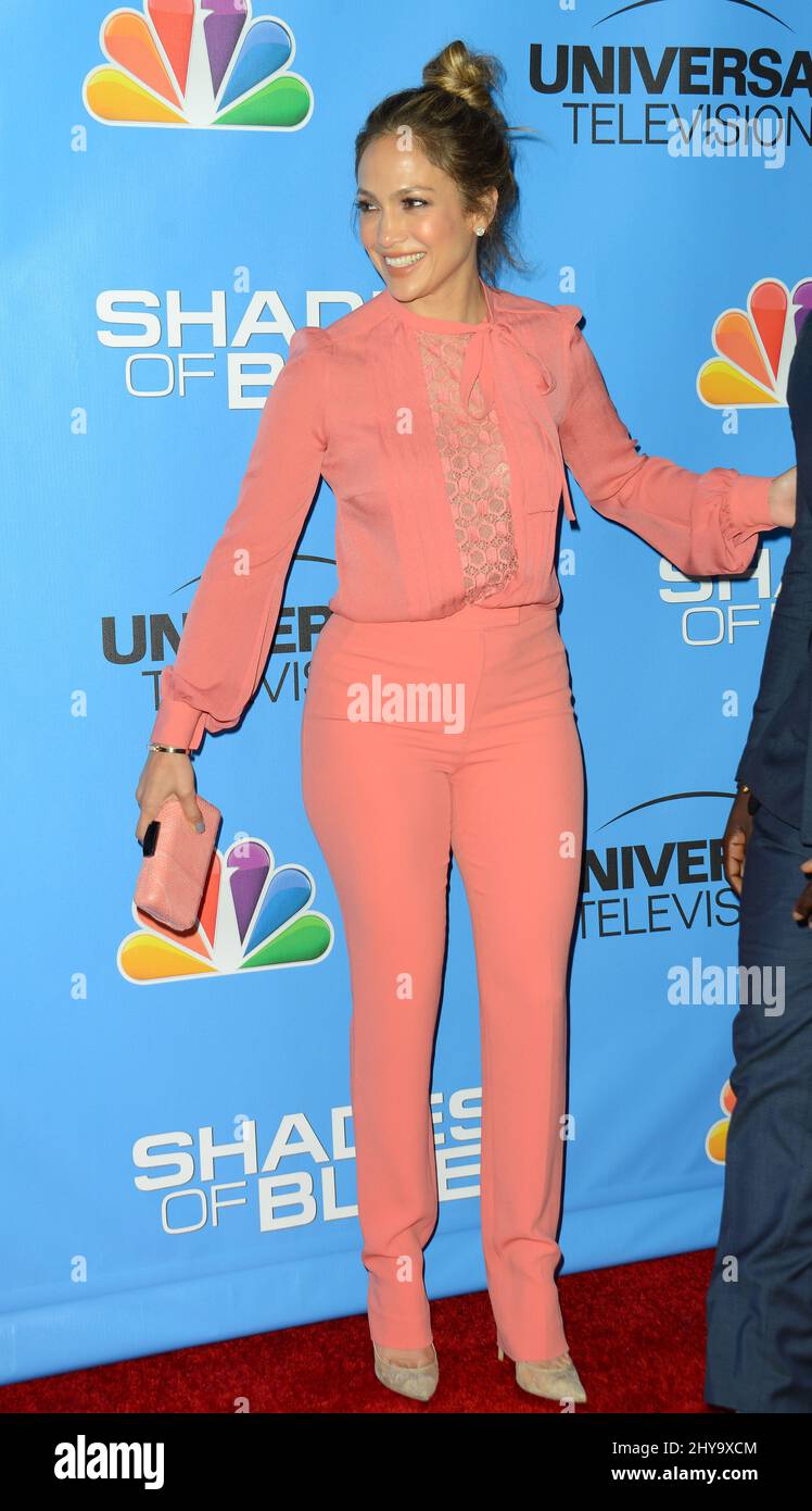 Jennifer Lopez asiste al 'Shades of Blue' Red Carpet Event realizado en el Saban Media Center, Academia de Televisión Foto de stock
