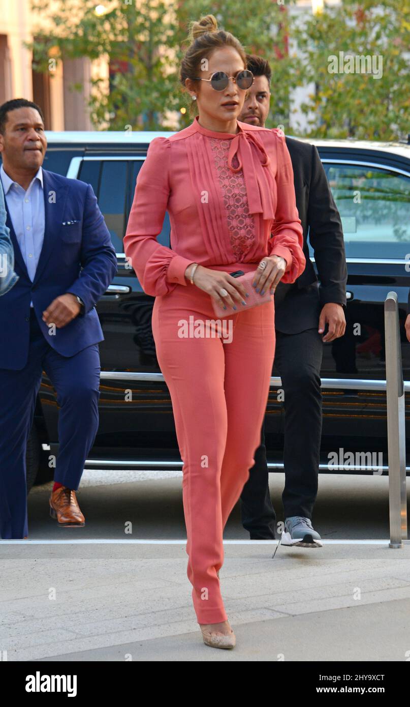 Jennifer Lopez asiste al 'Shades of Blue' Red Carpet Event realizado en el Saban Media Center, Academia de Televisión Foto de stock