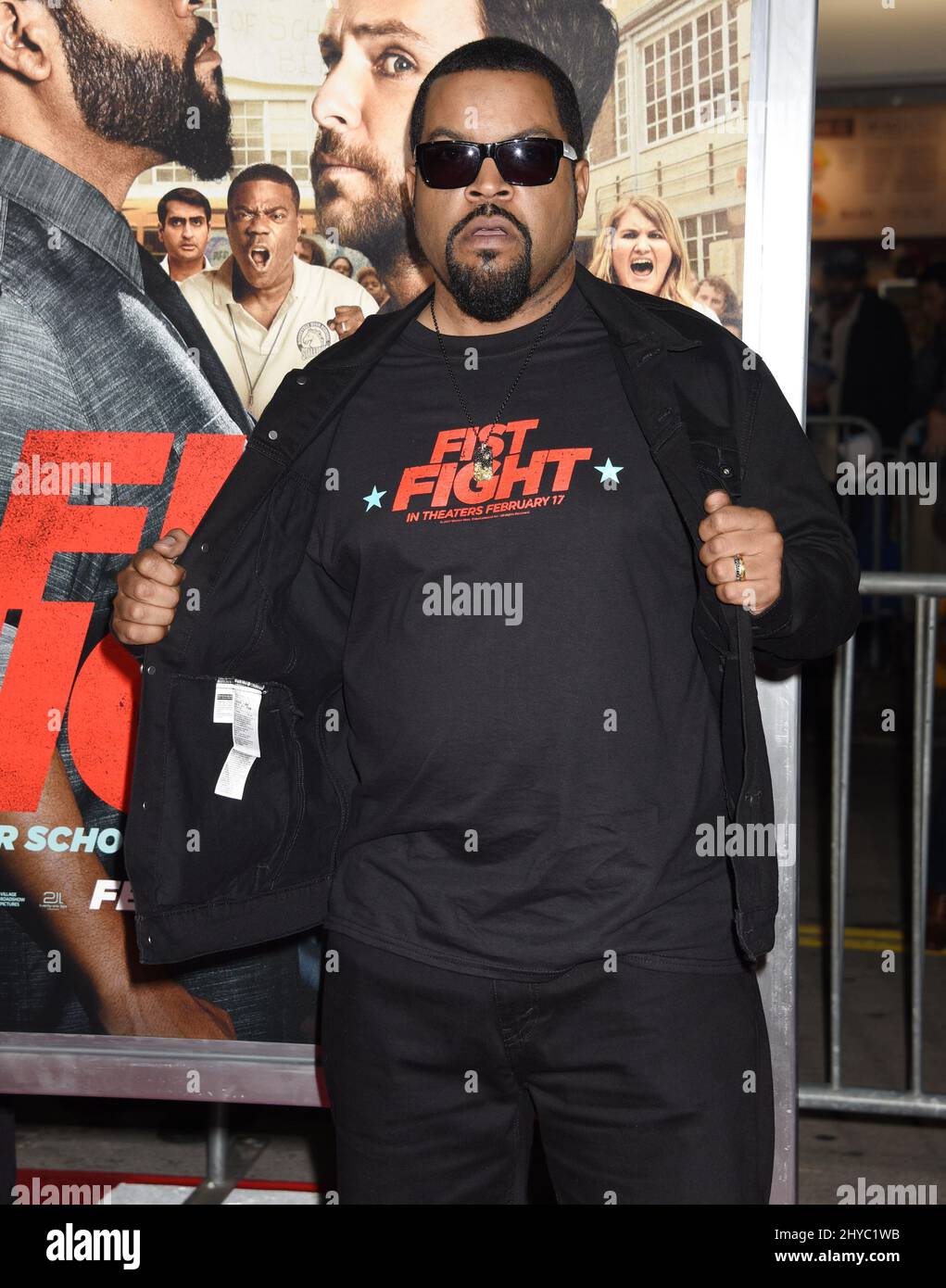 Ice Cube asiste al estreno mundial de lucha fista celebrado en el Teatro Regency Village en Los Ángeles, Estados Unidos. Foto de stock