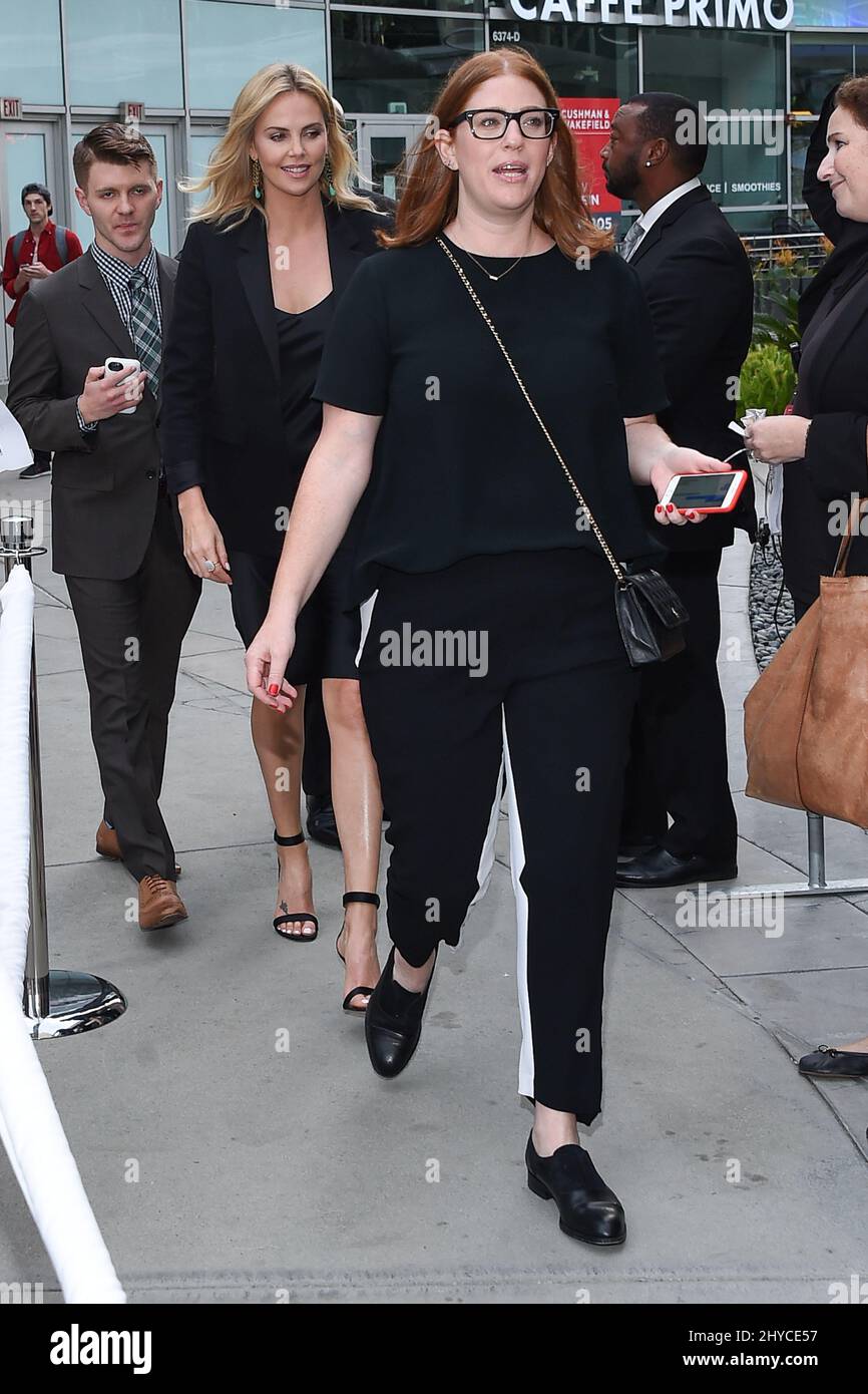 Charlize Theron asiste al estreno 'Girlboss' en Los Ángeles, celebrado en los cines ArcLight de Hollywood Foto de stock