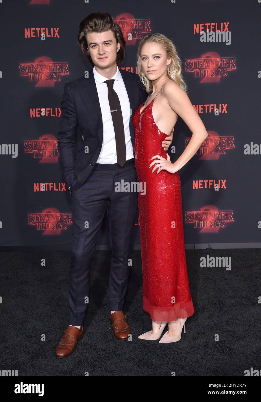Joe Keery Y Maika Monroe Asisten Al Evento De Estreno Stranger Things 2 De Netflix Fotografia De Stock Alamy