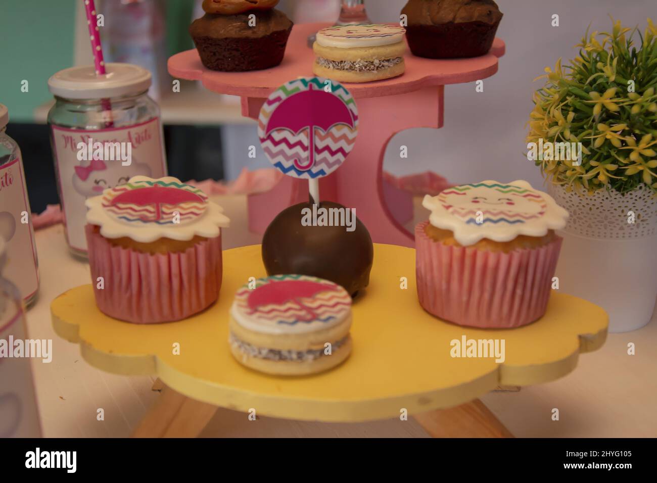 Mesas de cupcakes fotografías e imágenes de alta resolución - Alamy
