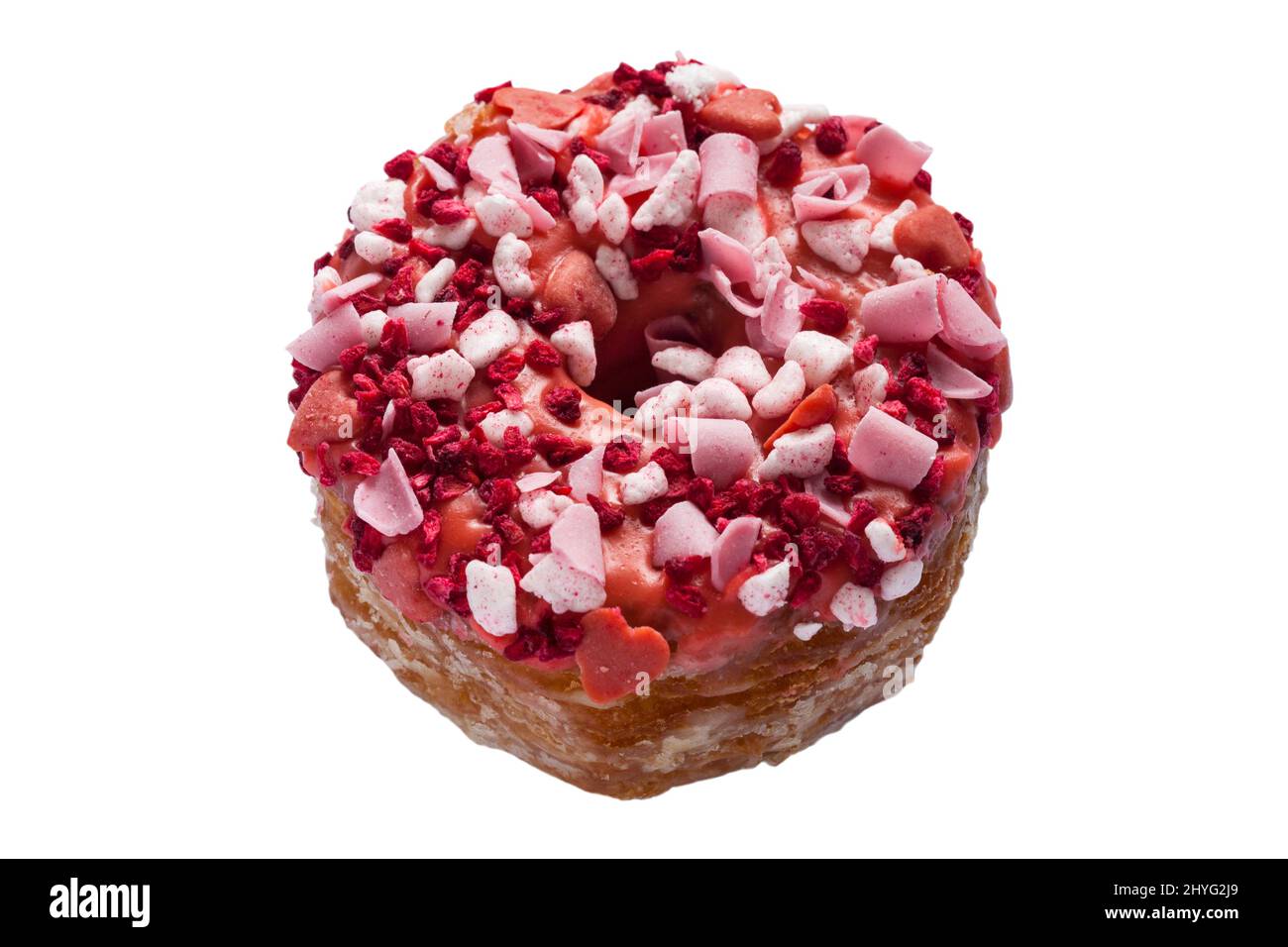 Loaded Love Yumnut, cruce entre un donut y un yum yum de M&S en la panadería tienda listo para el día de San Valentín sobre fondo blanco Foto de stock