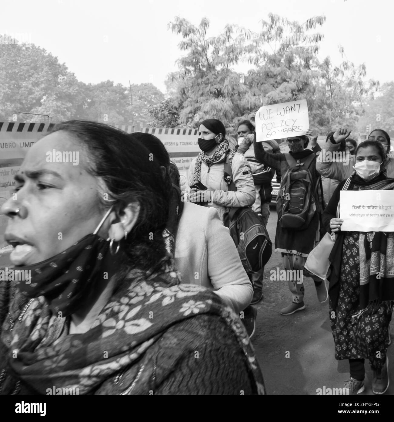 Delhi, India Diciembre 25 2021 : Delhi Contractual Invitado Maestros con carteles, banderas y graffiti protestando contra el Gobierno de Delhi AAP por hacer Foto de stock