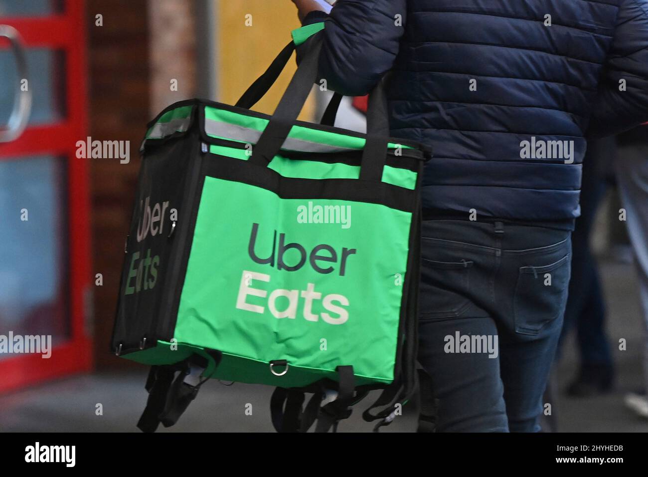 Uber eats bag fotografías e imágenes de alta resolución - Página 2 - Alamy