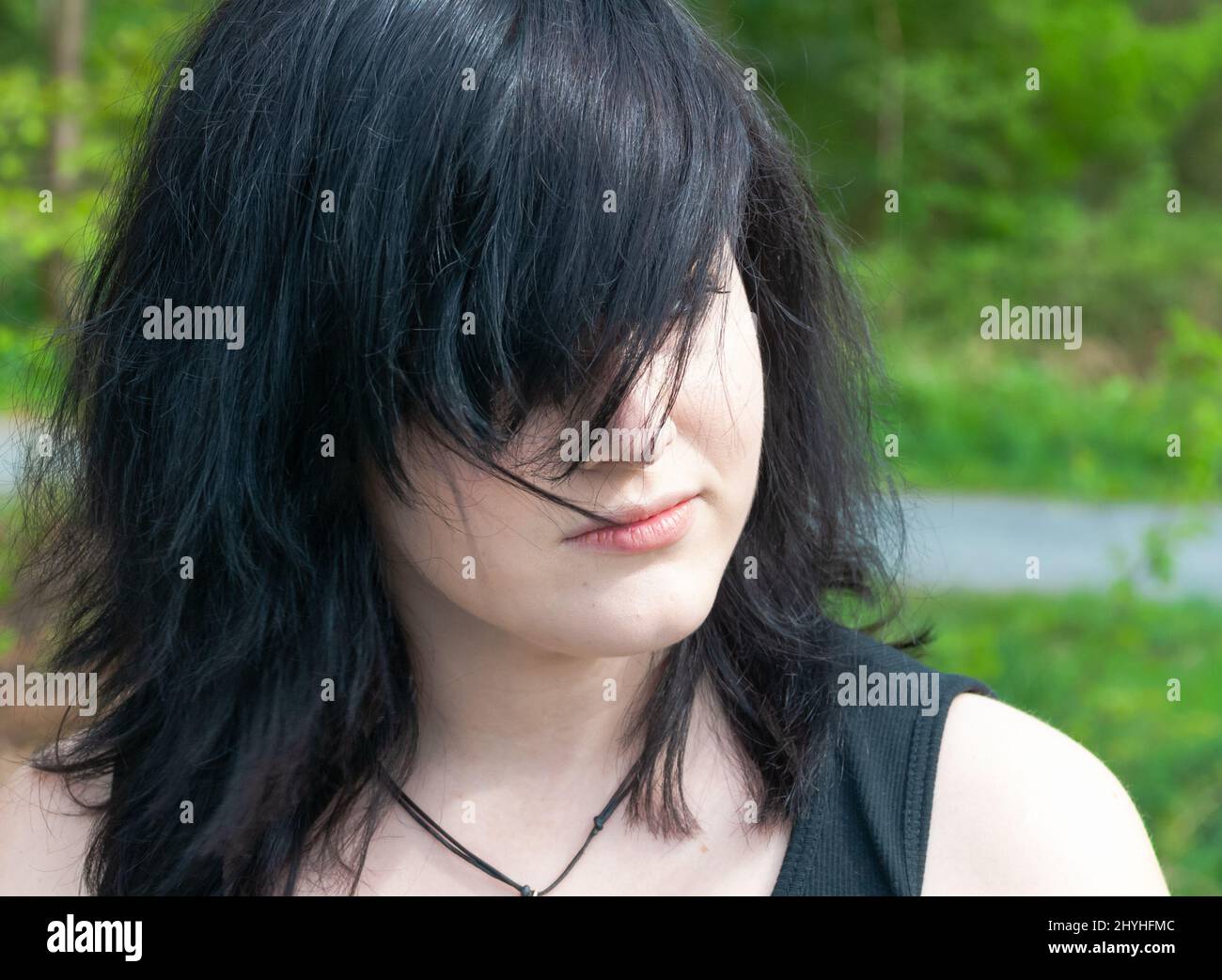 Mujer gótica emo con pelo negro y ropa negra, mirando lejos, cerca  Fotografía de stock - Alamy