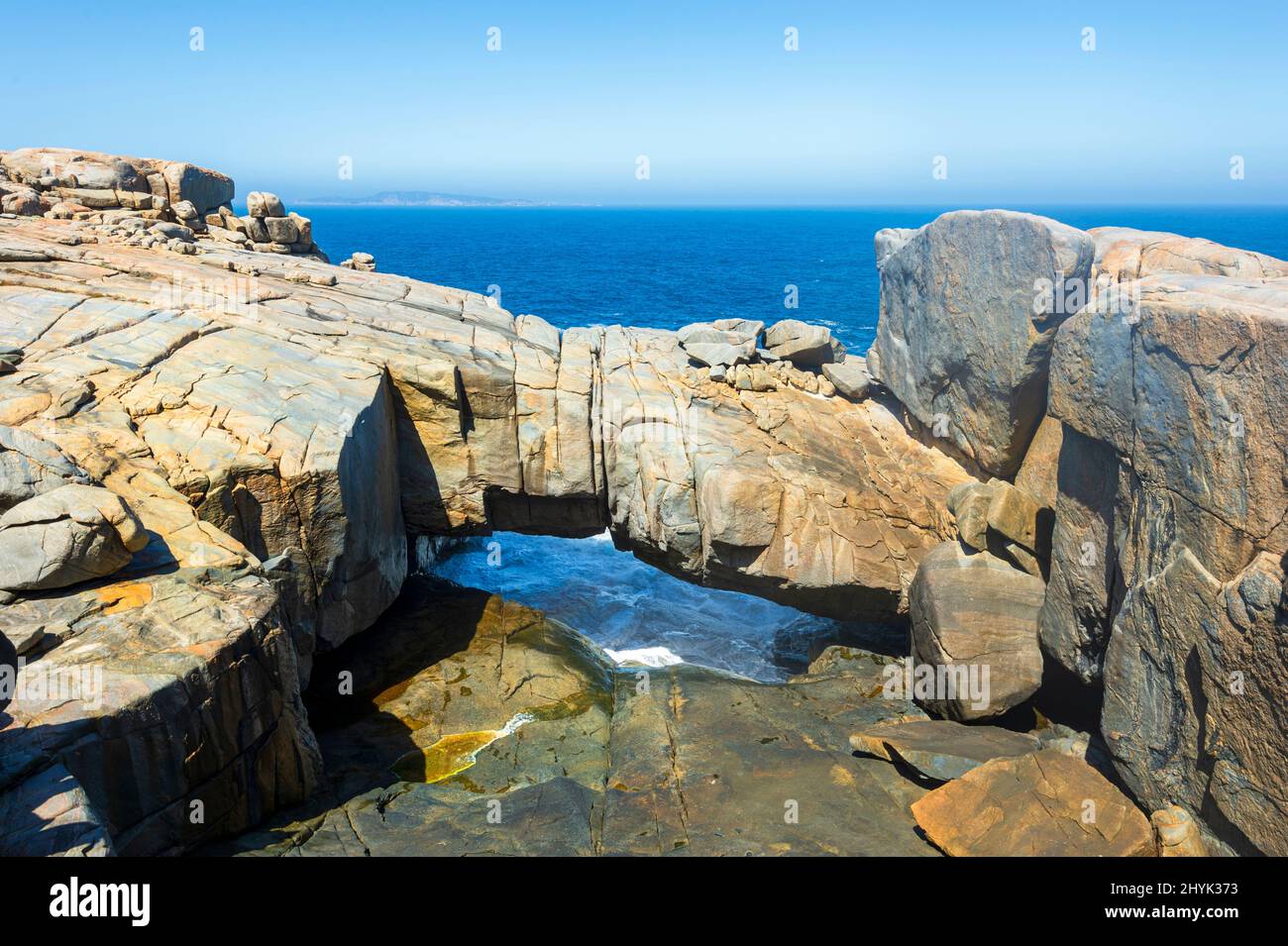 Vista espectacular sobre el Puente Natural en el Parque Nacional Torndirrup, un destino popular cerca de Albany, Australia Occidental, Australia Occidental Foto de stock