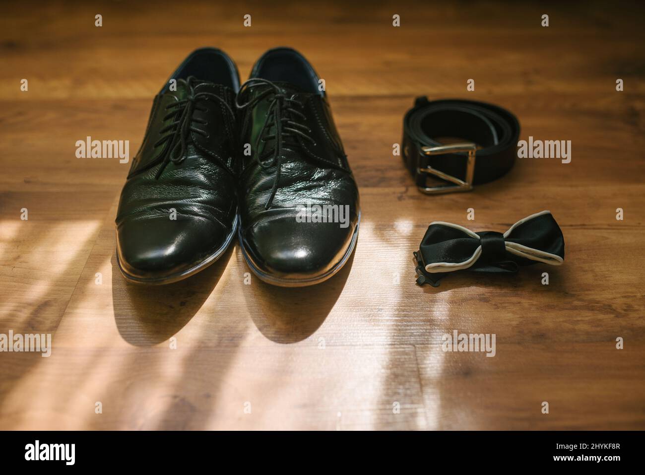 Accesorios para bodas de novio: Zapatos, cinturón y lazo Foto de stock