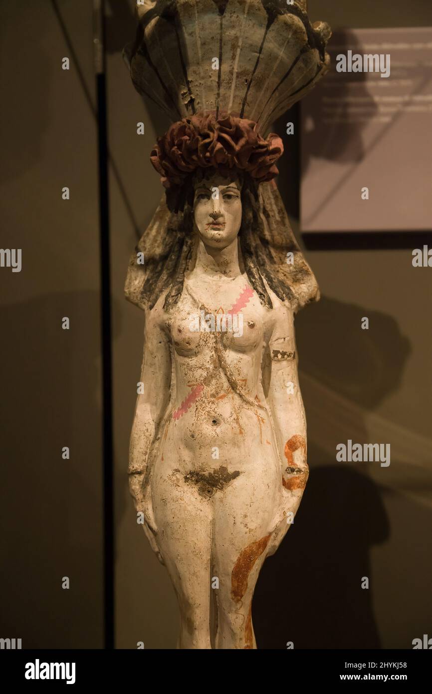 Torino, Italia - 14 de agosto de 2021: Estatuilla de Isis-Afrodita con una corona alta emplumada en el Museo Egipcio de Turín, Italia. Foto de stock