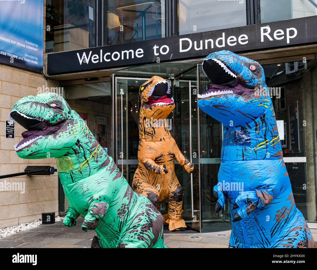 Profeta Benigno Alojamiento Dundee Rep, Dundee, Escocia, Reino Unido, 15 de marzo de 2022. Dundee Rep  Young Company: El grupo de teatro marca el estreno mundial del “optimismo”  con personas disfrazadas de dinosaurios como parte