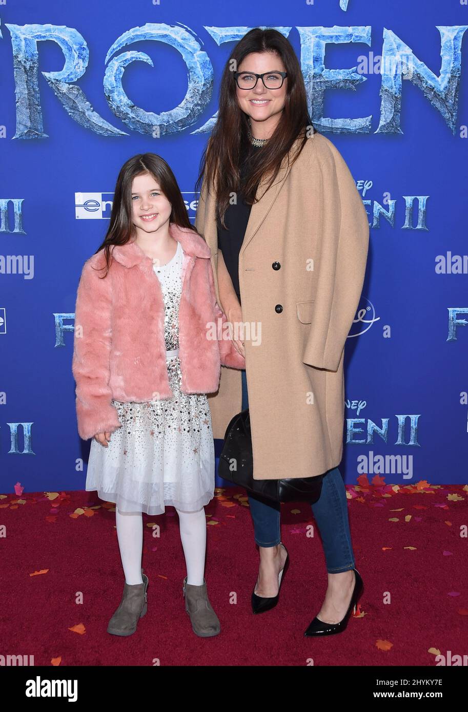 Tiffani Thiessen y Harper Renn Smith asisten al estreno mundial de Frozen 2, celebrado en el Dolby Theatre de Los Ángeles, California Foto de stock